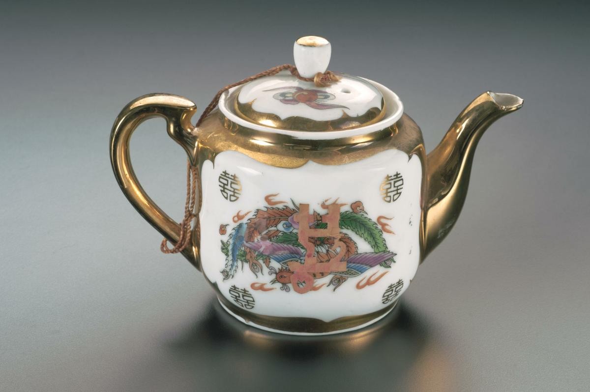Chinese wedding tea ceremony set including tea pot, four cups and a plate
