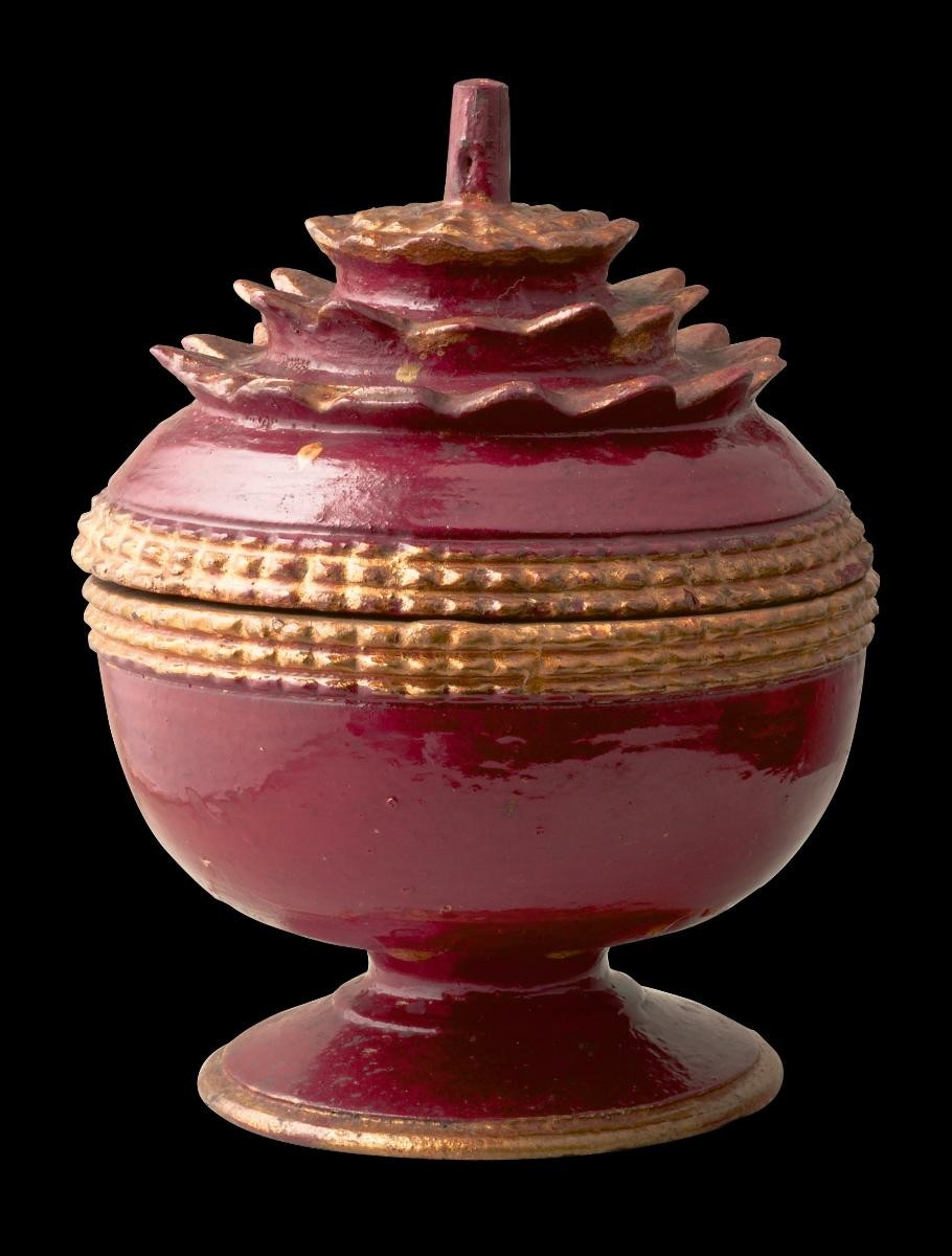 Fruit shaped lacquered container