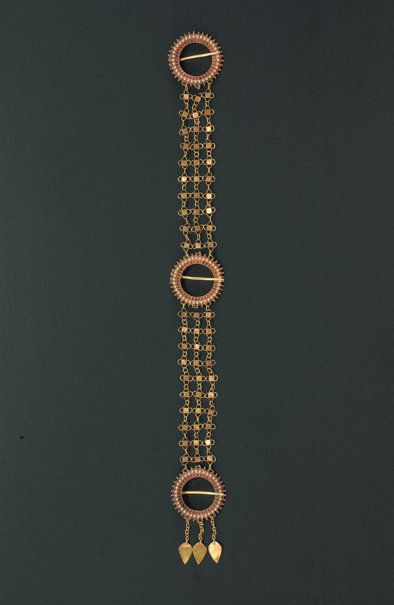 Set of brooches
