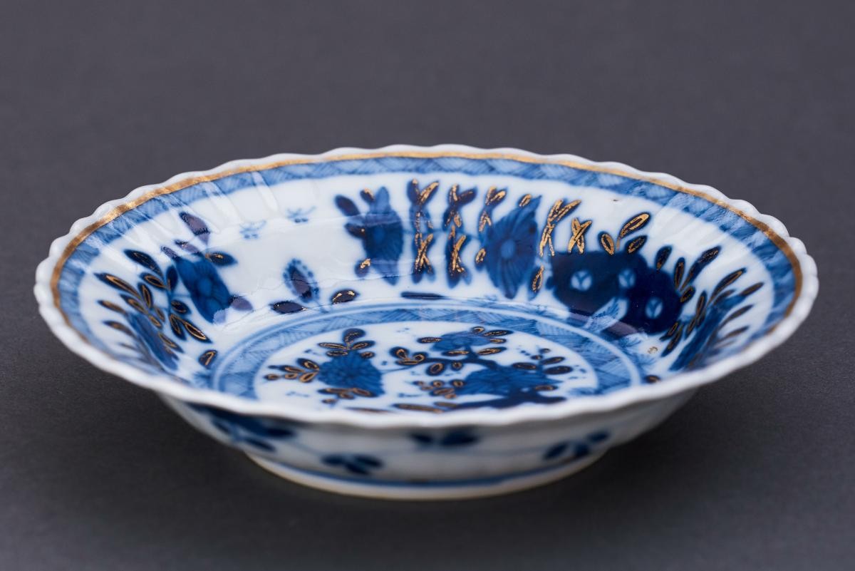Blue-and-white dish with gilding