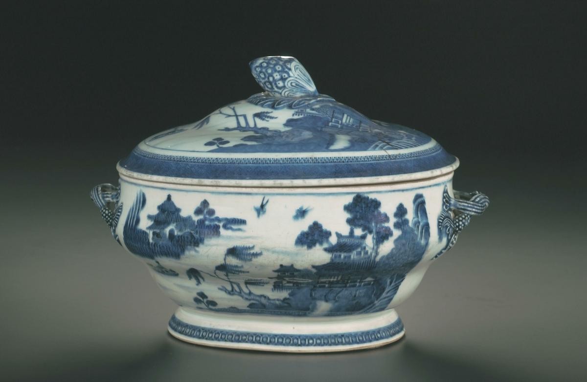 Soup tureen