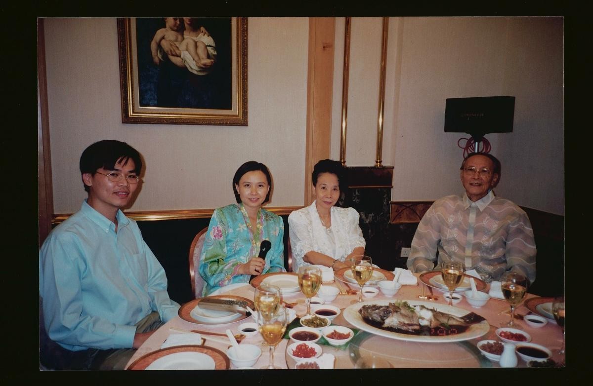 Si Jing, her husband Huang Da Li with their son, and daughter-in-law