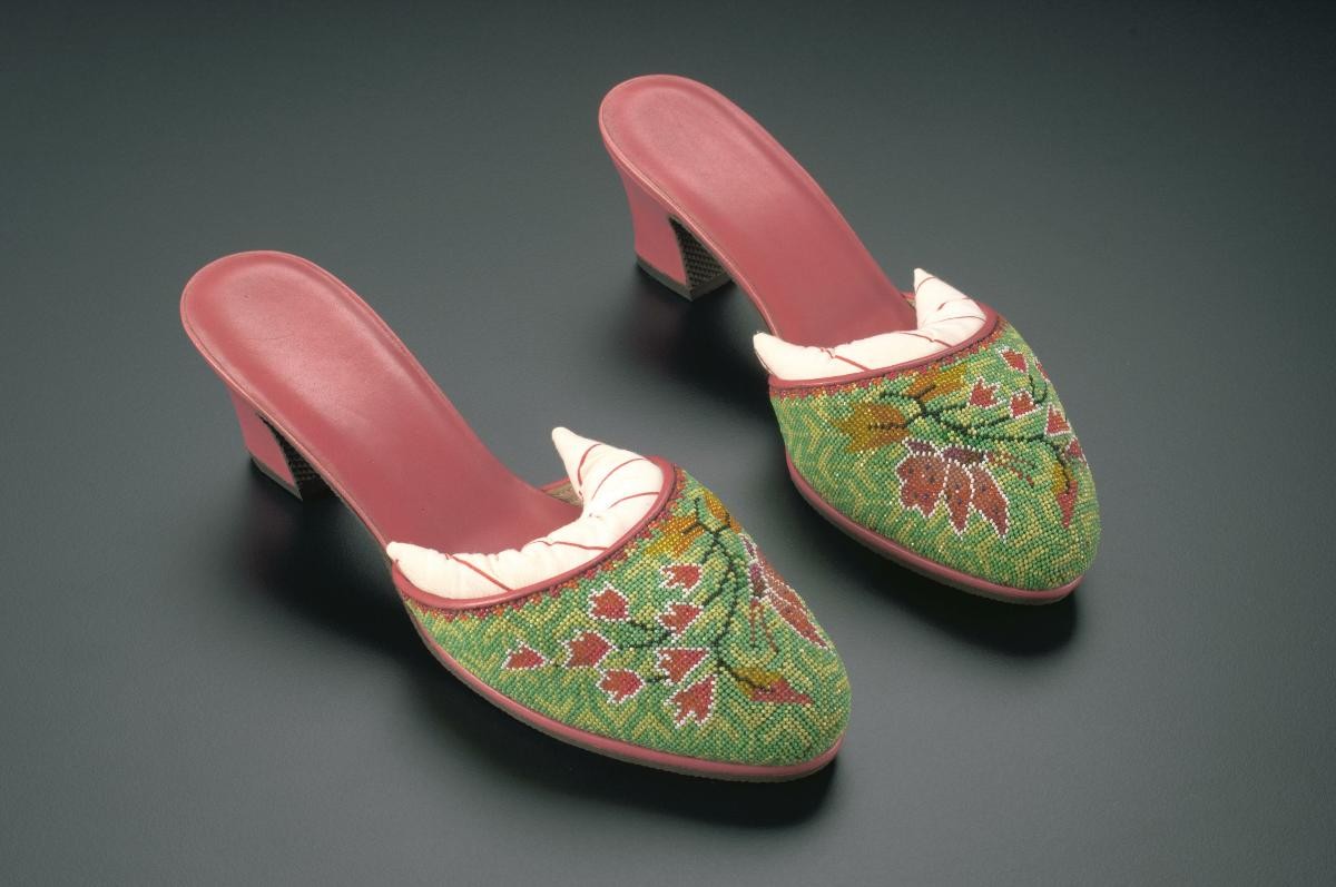 Slippers with supporting cushions