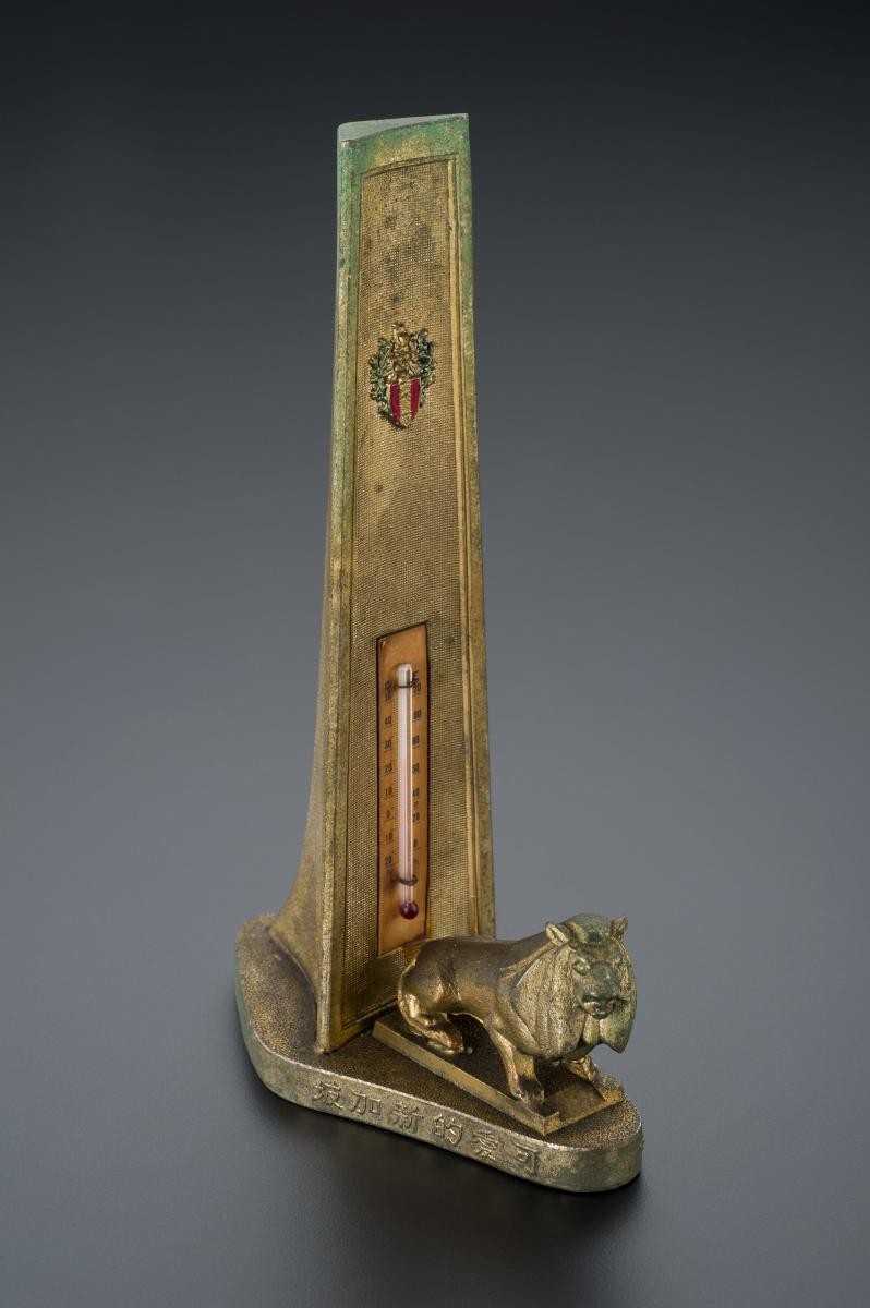 Merdeka lion figurine with thermometer