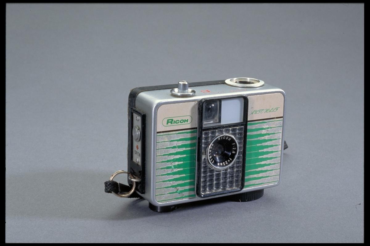 Ricoh Auto Half E 25 mm camera