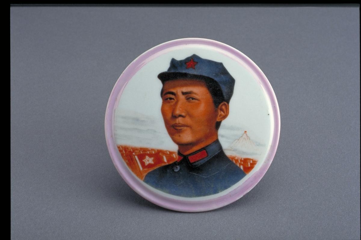 Plaque featuring Chairman Mao