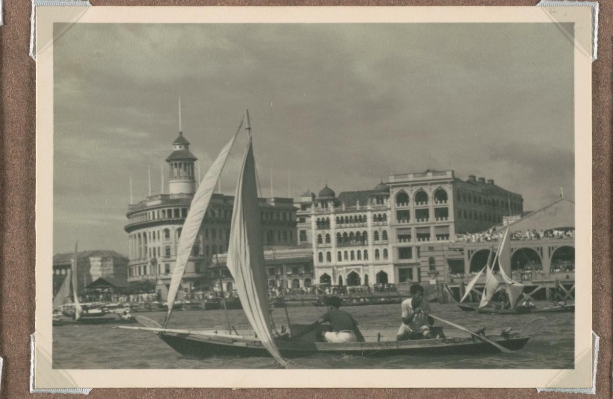 A New Year Regatta scene at Collyer Quay