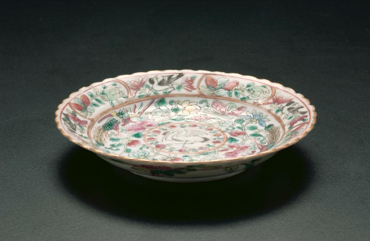 Scallop-rimmed saucer