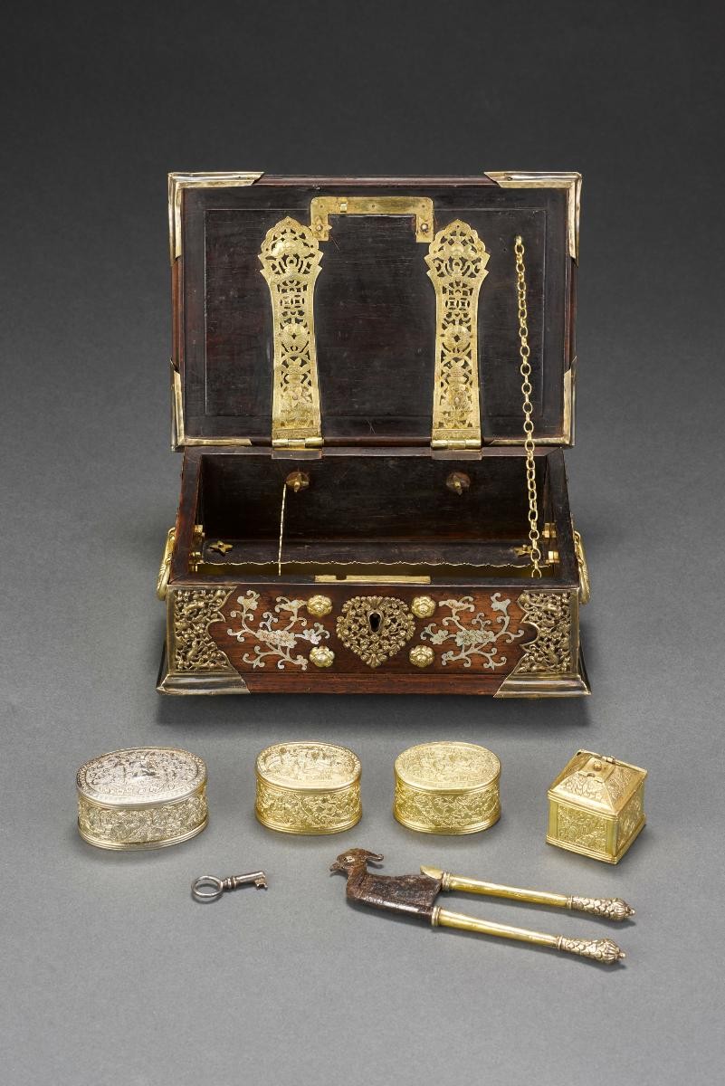 Mother-of-pearl betel box