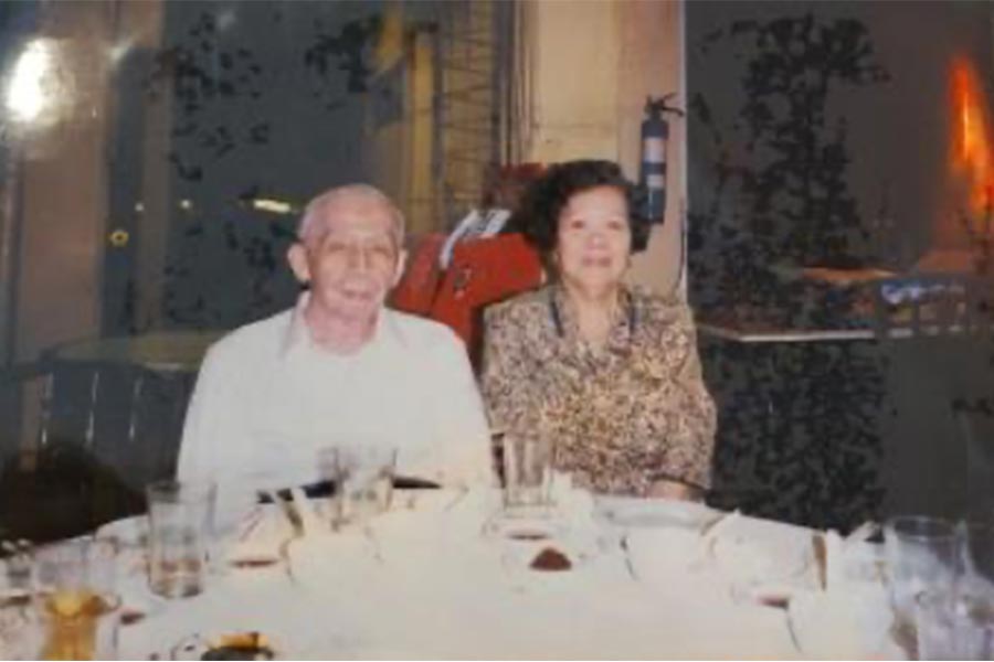 1994年,黎汝恩和郭汉梅在马里士他路黎记海南鸡饭的开幕礼上留影。