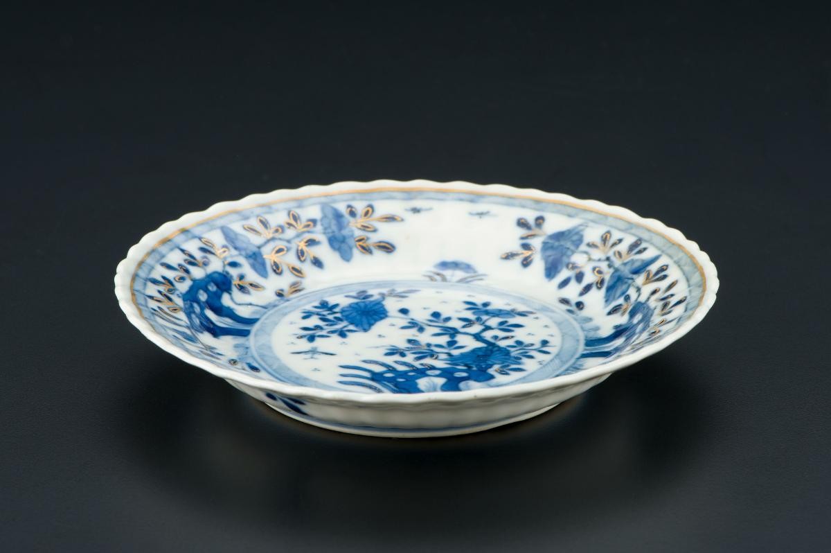 Blue-and-white dish with gilding