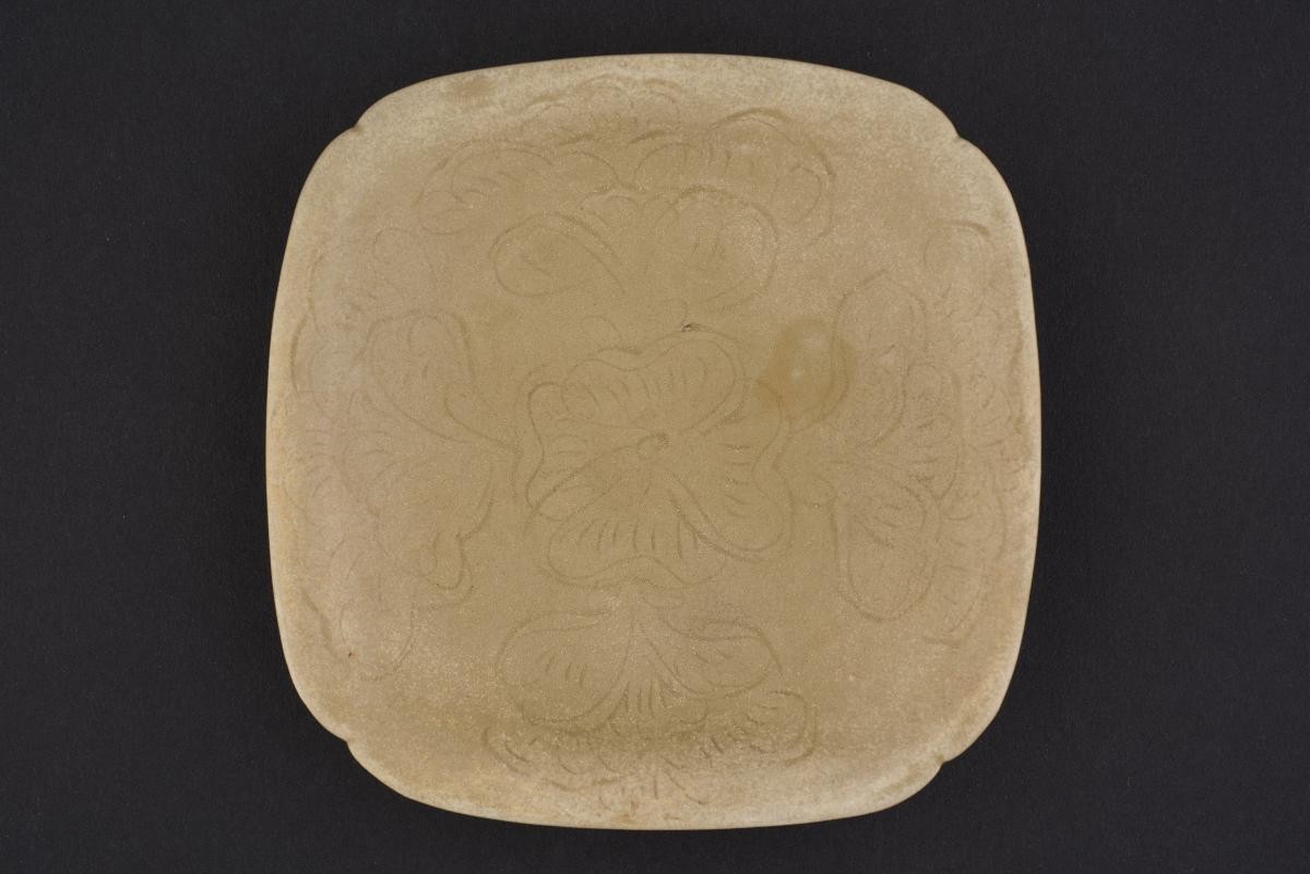 Yue Square dish with rounded edges and incised decoration; floral decoration