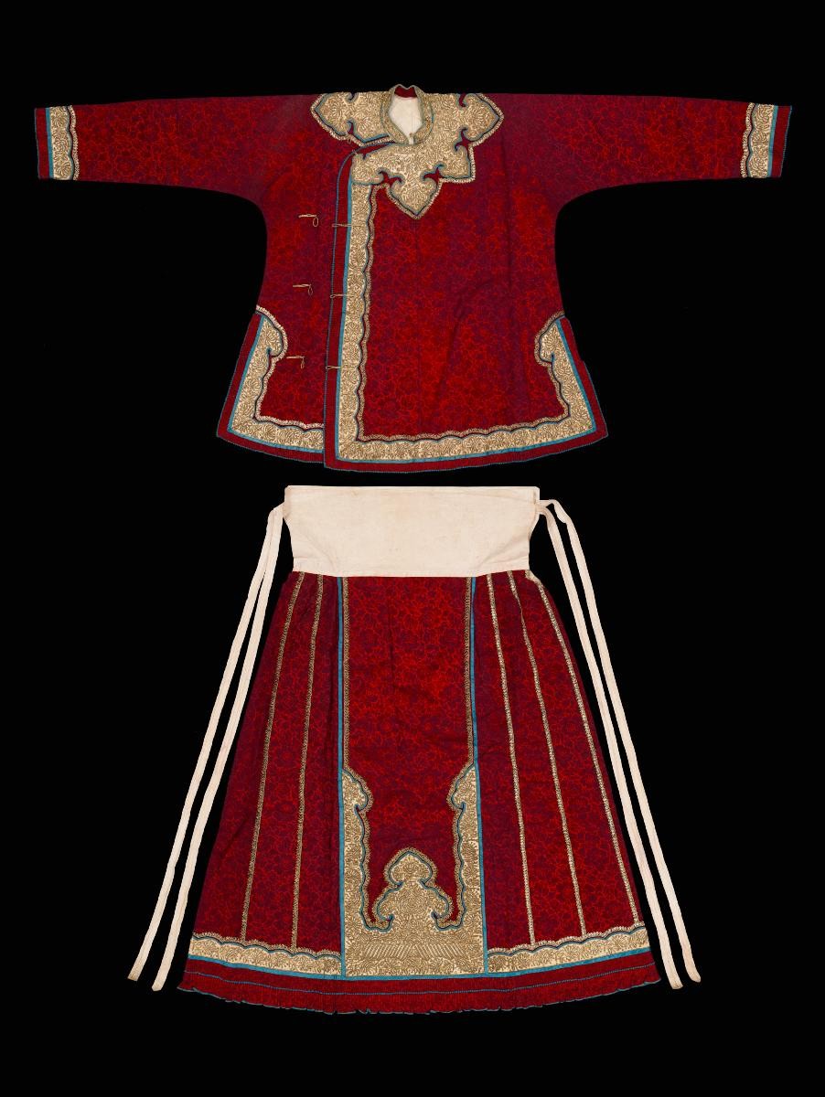Velvet wedding robe with metallic embroidery