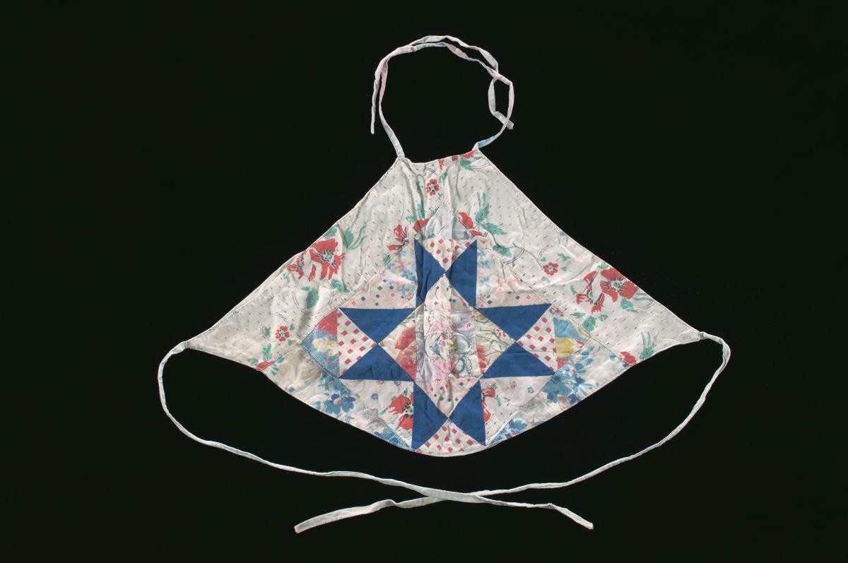 Large-sized embroidered patchwork cloth used as child’s ‘dudou’