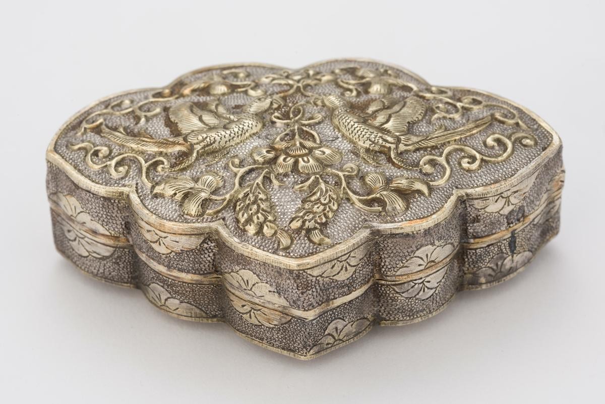 Leaf-shaped box with a pair of birds