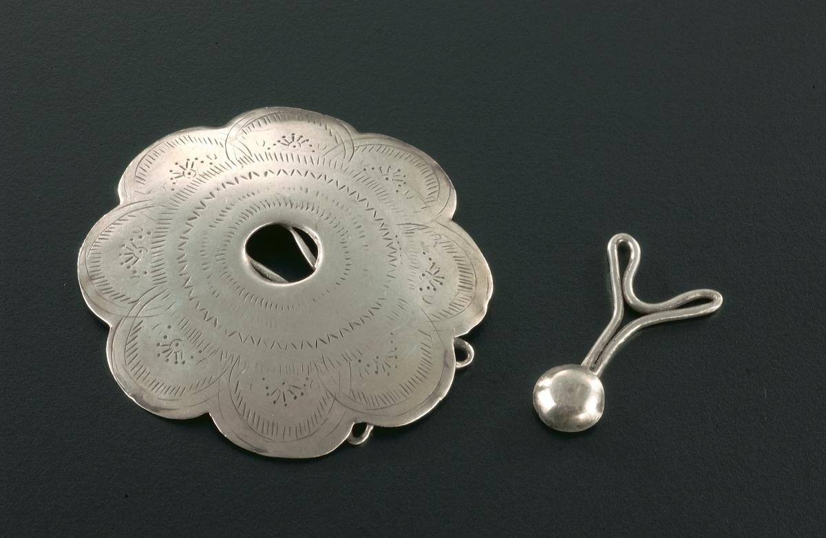 Floral shaped buckle and pin