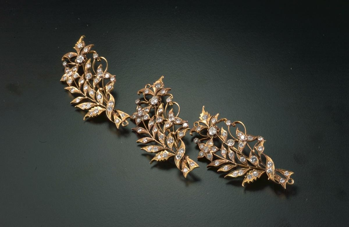 Gold and diamond brooch set