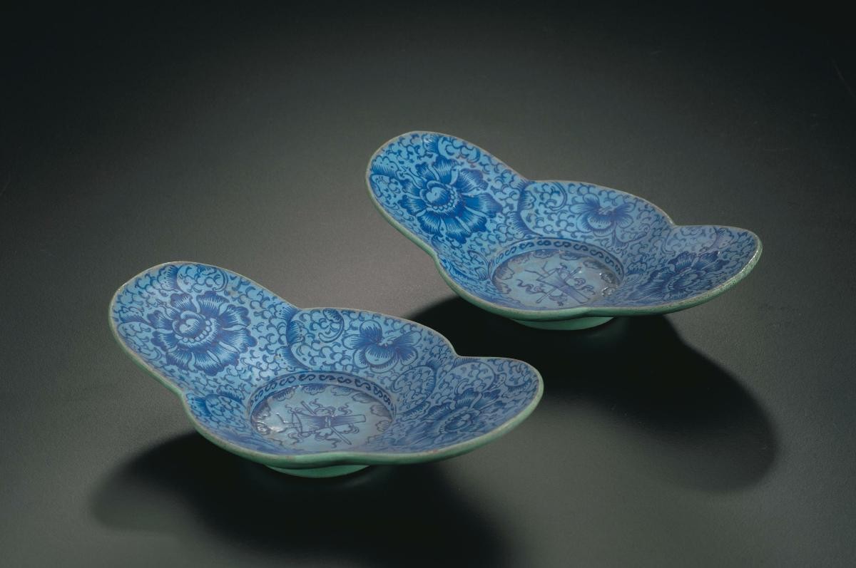 Pair of teapot stands