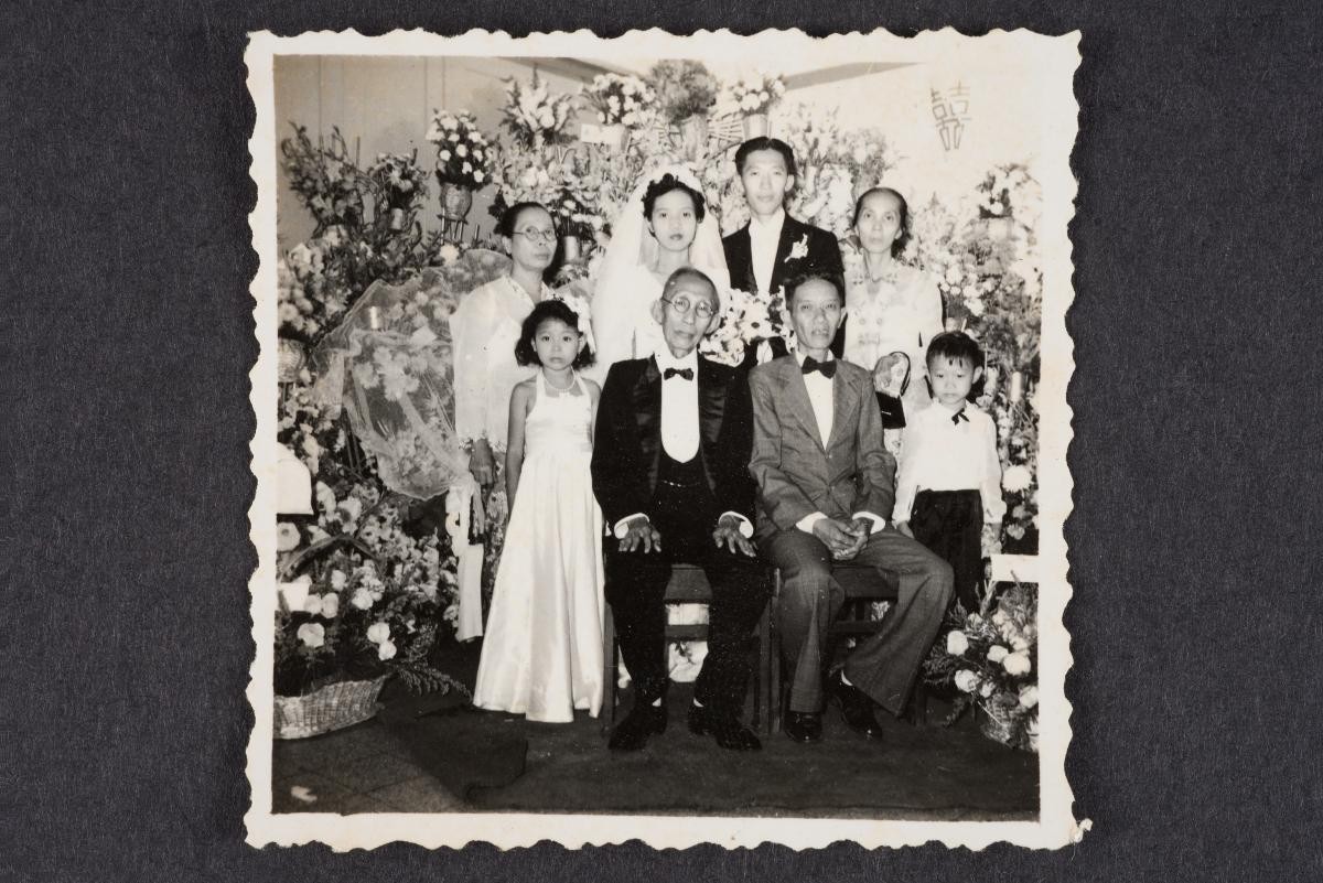 On back: “爱群摄”