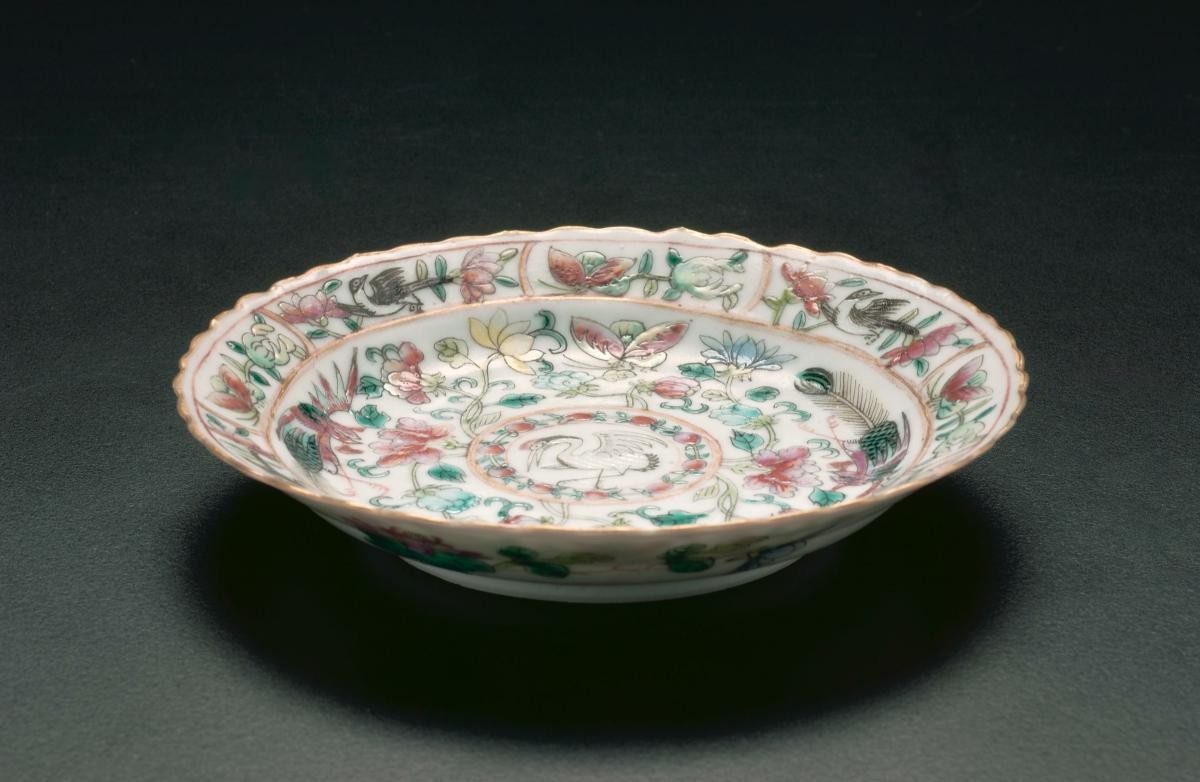Scallop-rimmed saucer