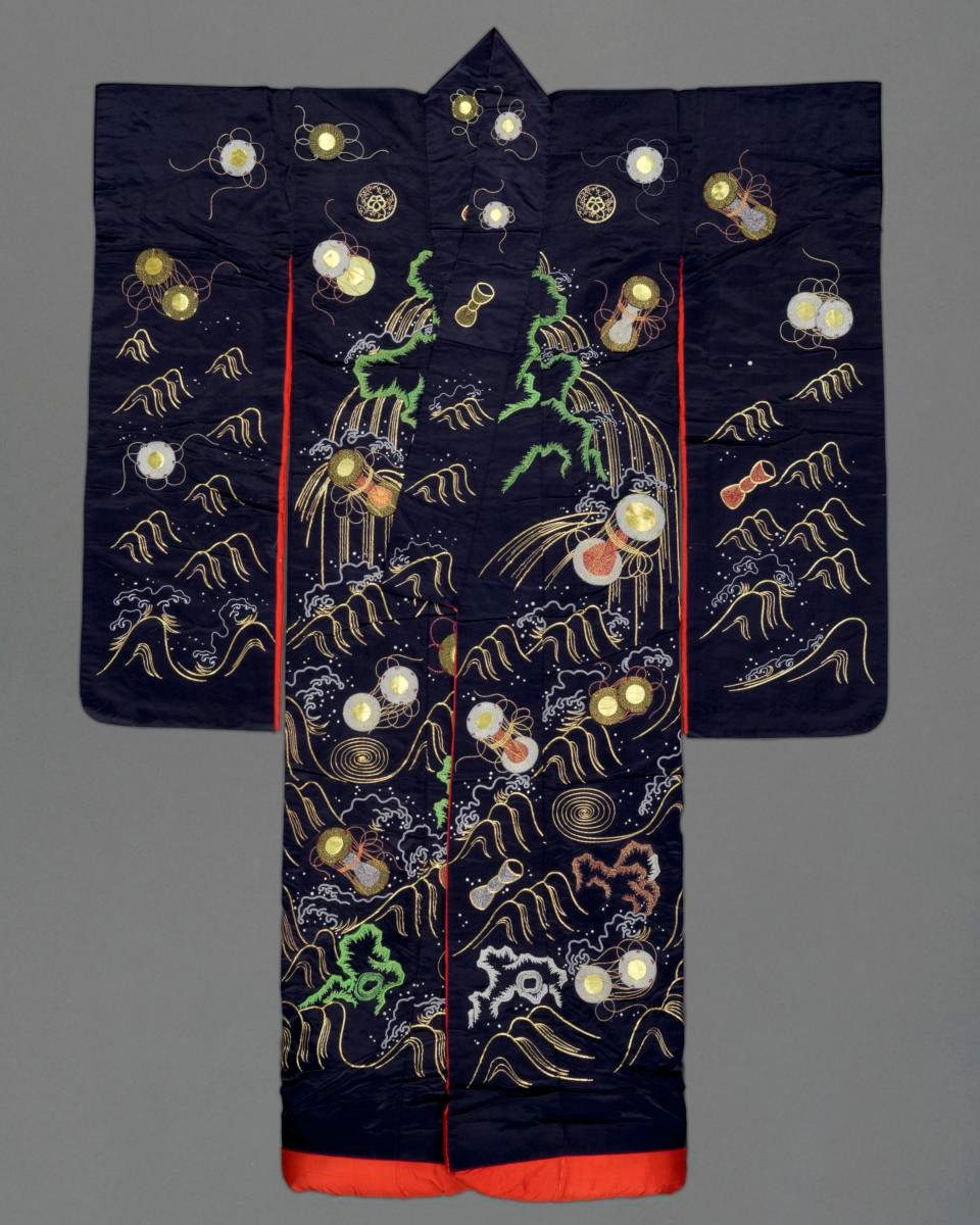 Outer kimono (uchikake) with drums and waves