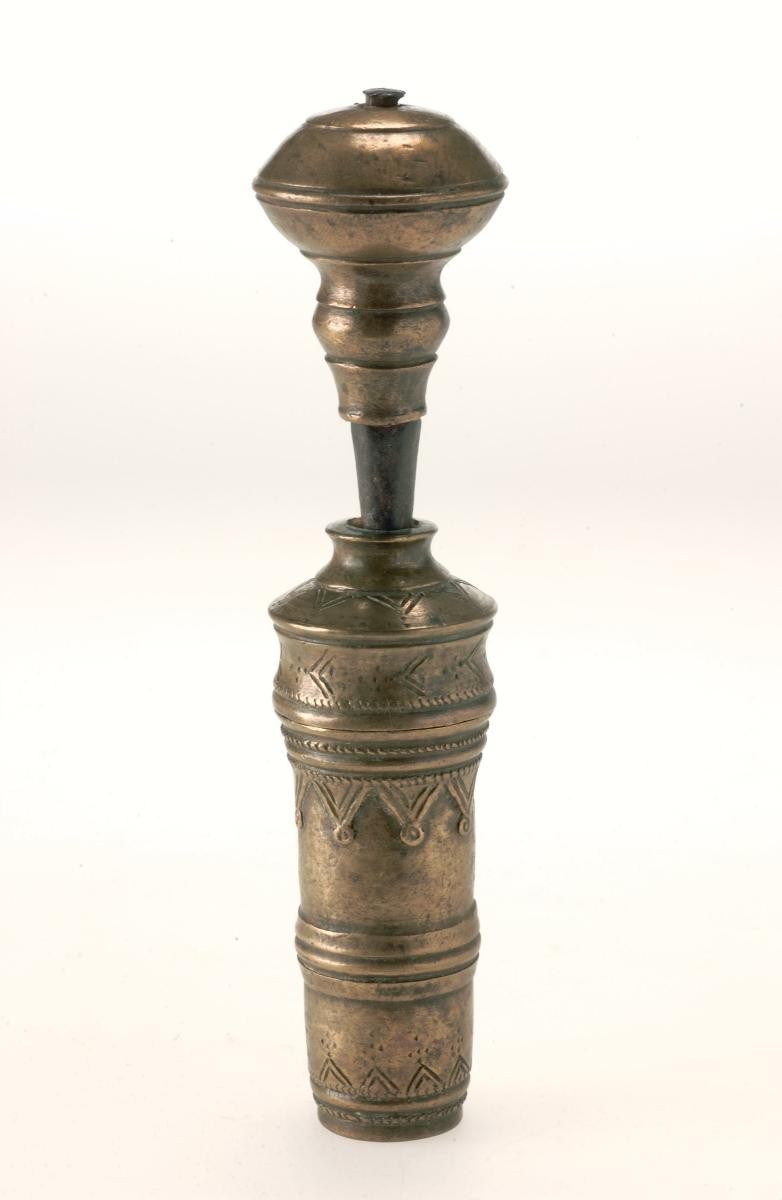 Betel nut pounder
