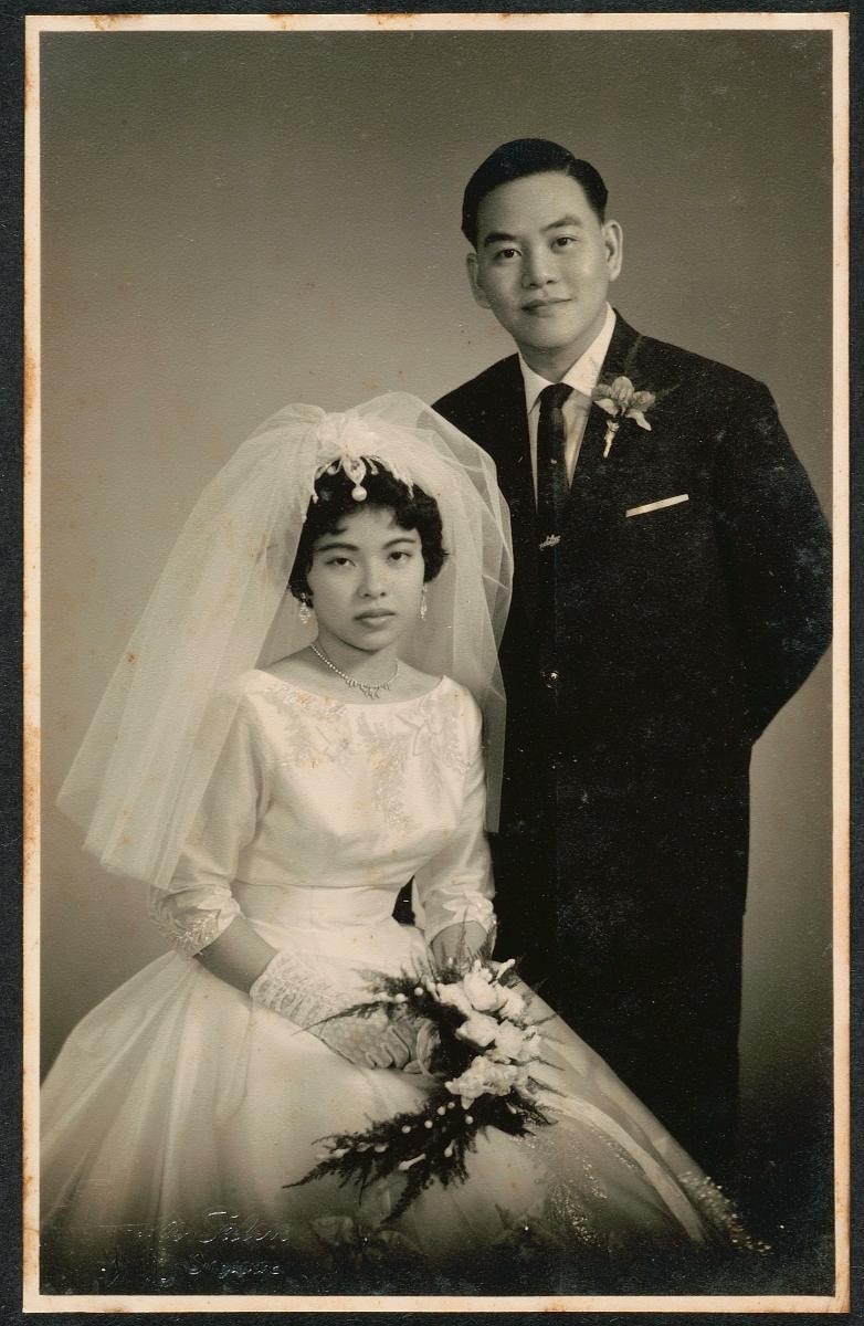 Portrait of a Chinese bride and groom, taken at the Foto Salon in Balestier Road