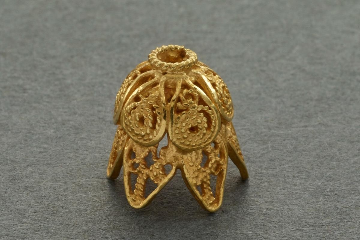 Gold filigree 'cup' possibly for a stone or a pearl