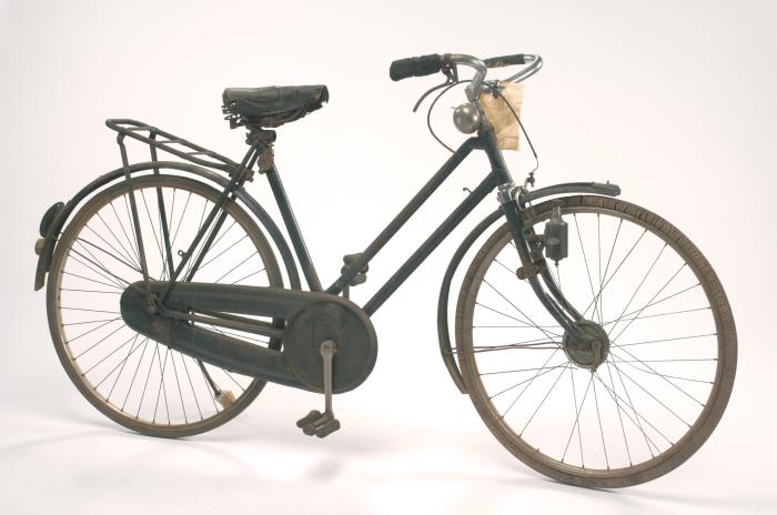 <strong><a href="https://www.roots.gov.sg/Collection-Landing/listing/1151615">Bicycle</a></strong><br>
2008-06094<br>
1960s<br>
Gift of Singapore Chinese Chamber of Commerce & Industry (SCCI)<br>
Collection of National Museum of Singapore, National Heritage Board