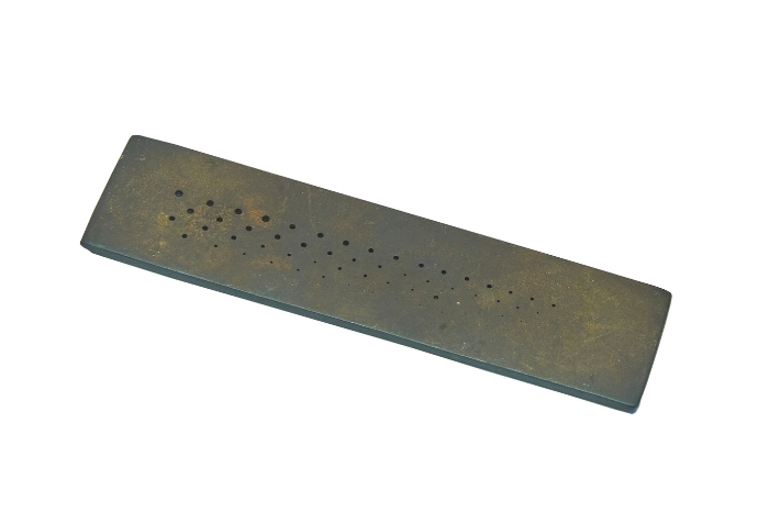 Plat lukisan logam ini mempunyai lubang-lubang dengan saiz yang berbeza. Emas ditarik melalui lubang tersebut untuk membentuk wayar pelbagai diameter .