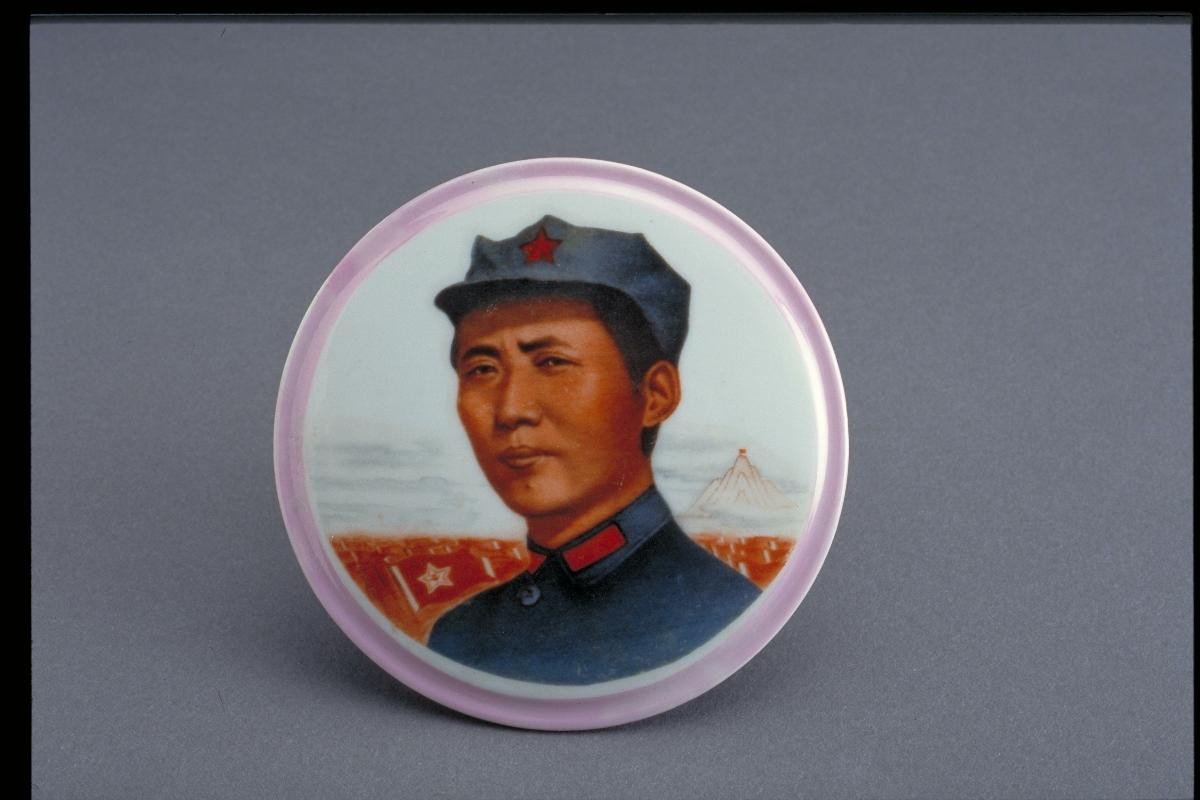 Plaque featuring Chairman Mao