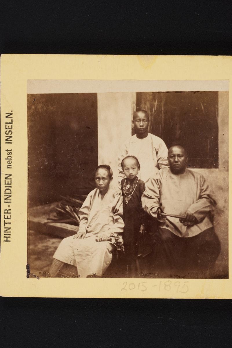 On back: “Familie eines reichen chinesischen Kaufmannes aus Malakka (enthält Malayenblut durch die Frauen)” – Family of a wealthy Chinese businessman from Malacca (having Malay blood through the women
