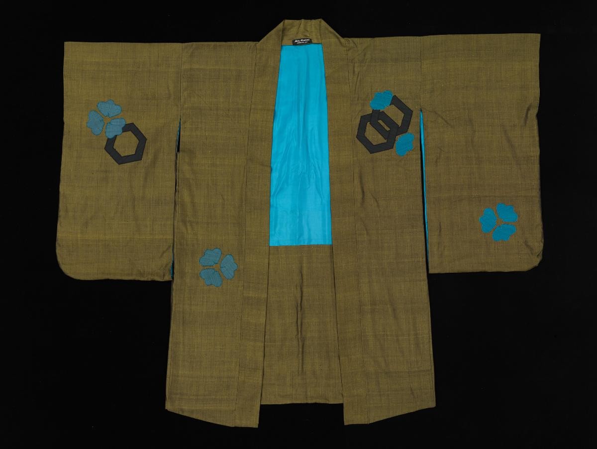 Shorter dark golden kimono, of made-in-Singapore ‘Khersonese’ silk, with hexagon motif