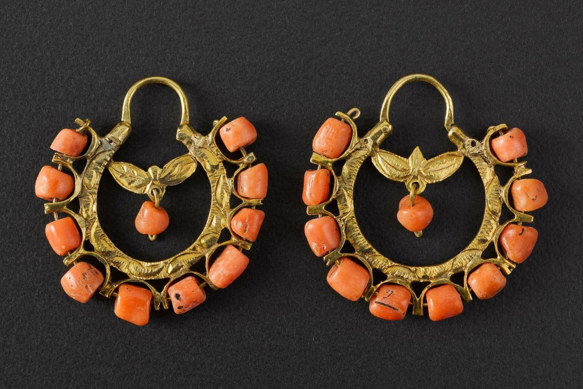A pair of earrings (criollas)