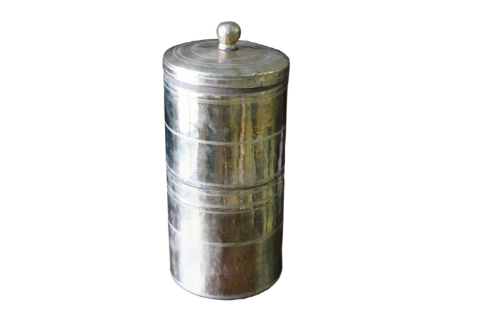 Ini adalah penapis kopi gaya India diperbuat daripada keluli tahan karat. Air panas dituangkan ke serbuk kopi yang terletak di petak paling atas dan kopi yang ditapis terkumpul di bahagian bawah.