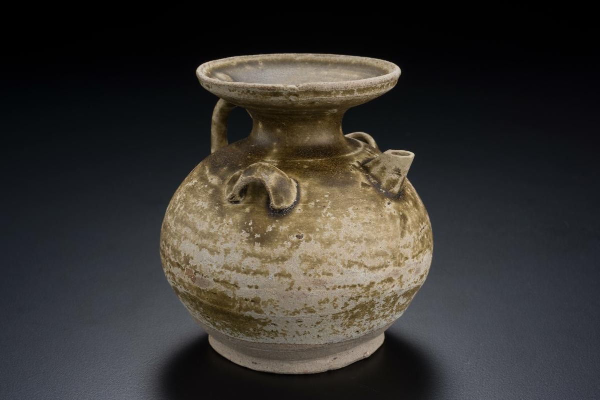 Water dropper with dish-shaped mouth