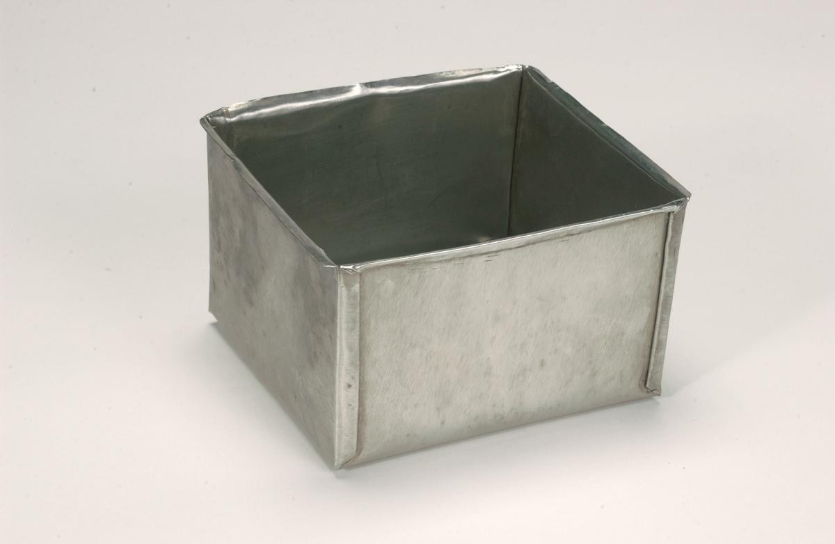 Metal container used in the preparation of ‘kueh tutu’