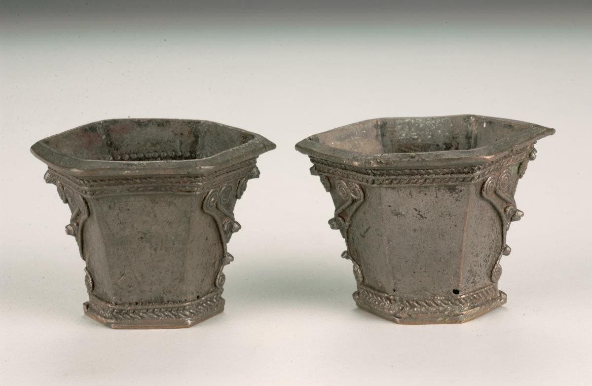 A pair of sirih leaf holder