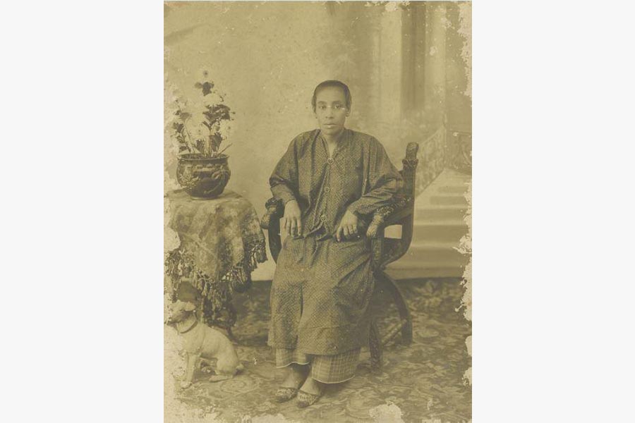<a class="bold" href="/assets/cc747b15-33d4-4186-8b18-5cfd0a19e7bf/ii-a-photograph-of-guramah-a-chetti-melaka-matron-wearing-baju-panjang-and-sarong.jpg" target="_blank">
A photograph of Guramah, a Chetti Melaka matron wearing <i>baju panjang</i> and <i>sarong</i>
</a>