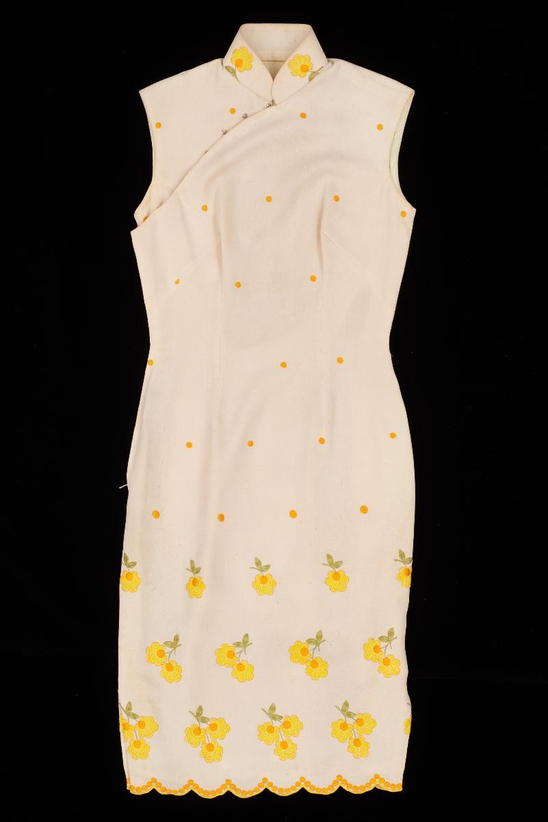 Sleeveless cheongsam with yellow flowers embroidery