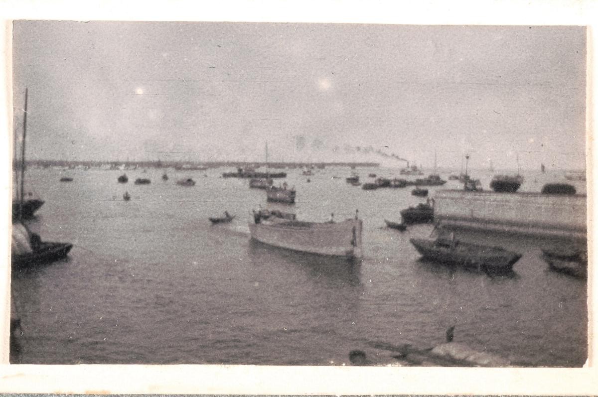 Steamships in the Singapore Harbour and ‘twakow’ lighter vessels at the mouth of the Singapore River