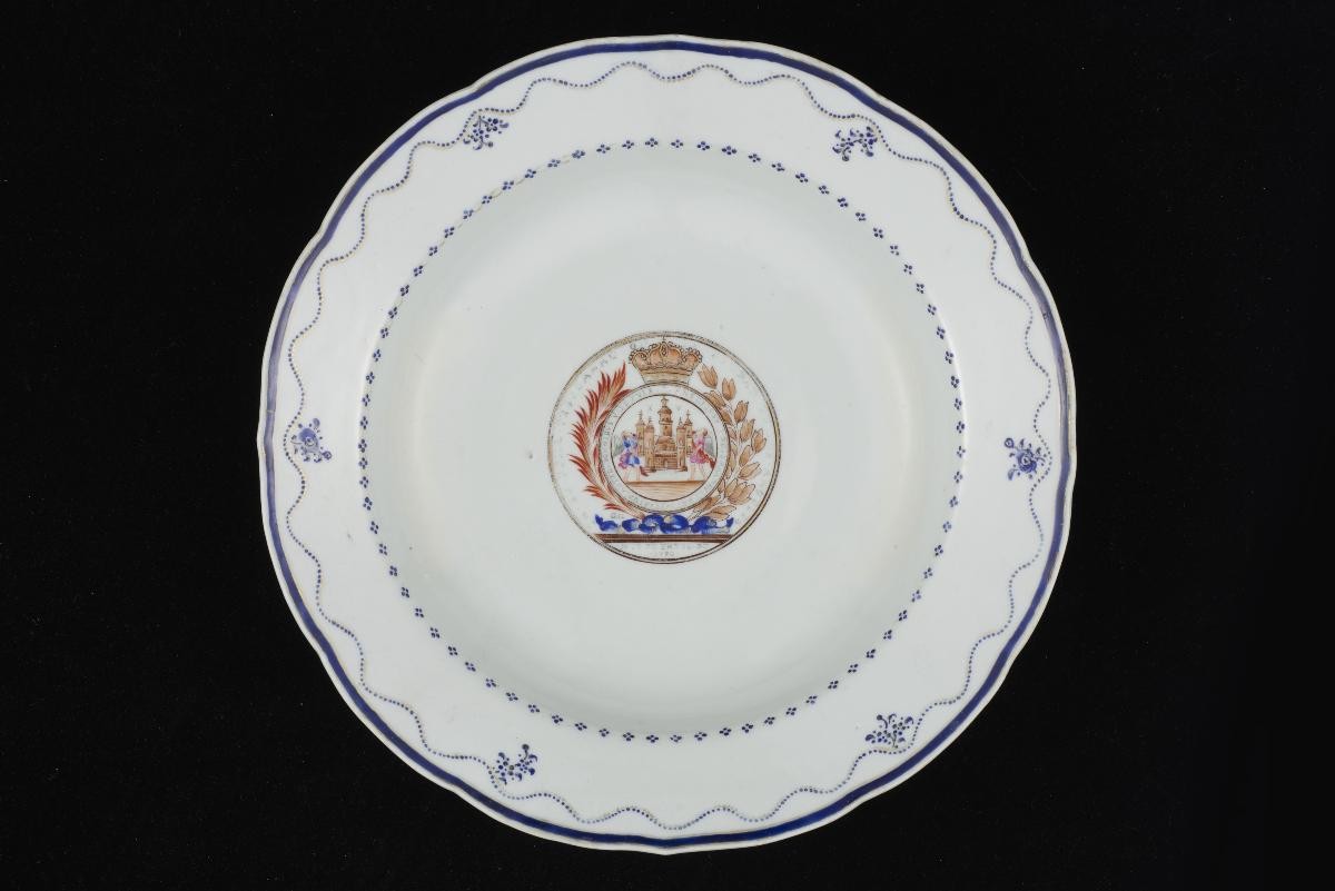 Bowl with the coat of arms of Puebla