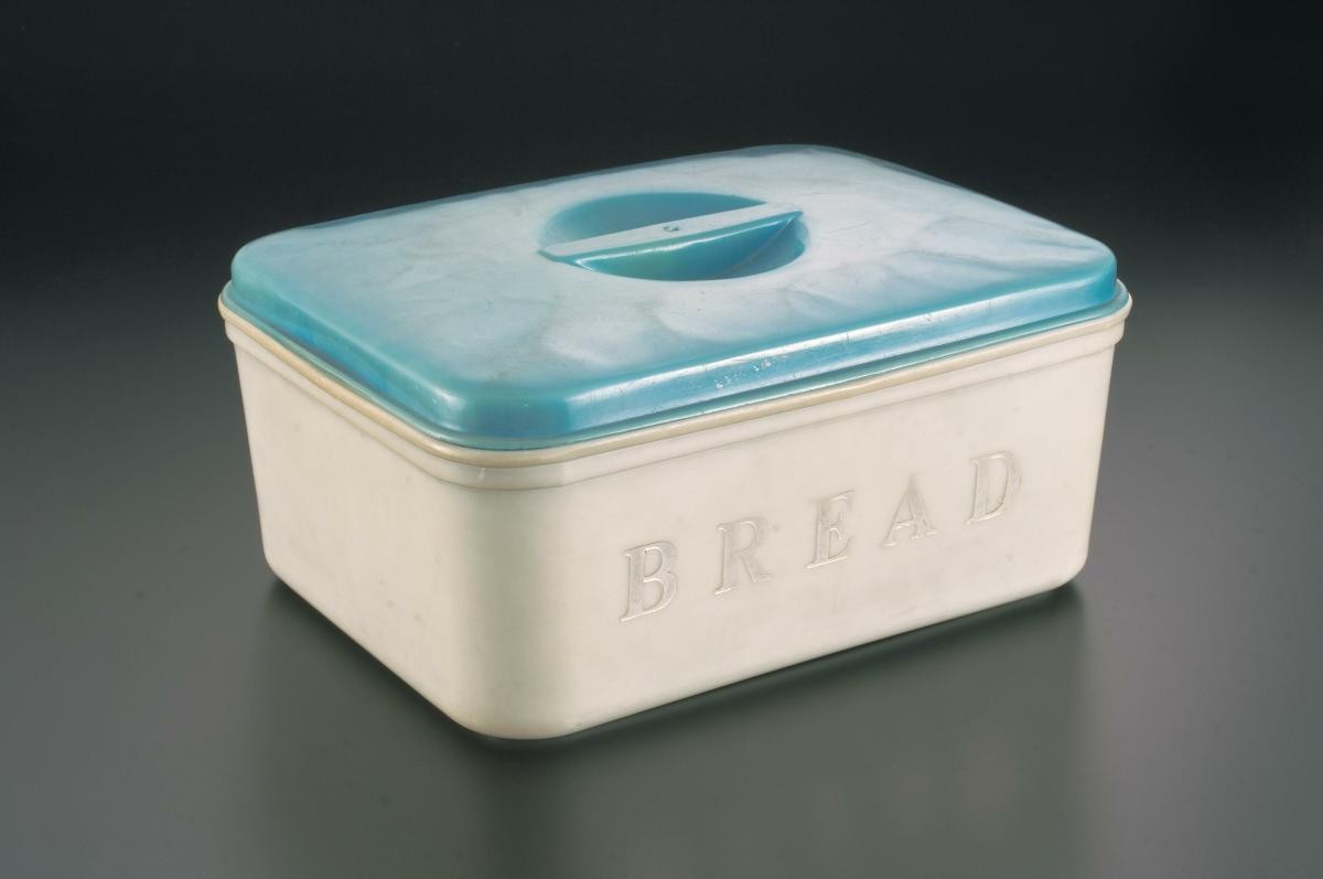 Plastic bread container with lid