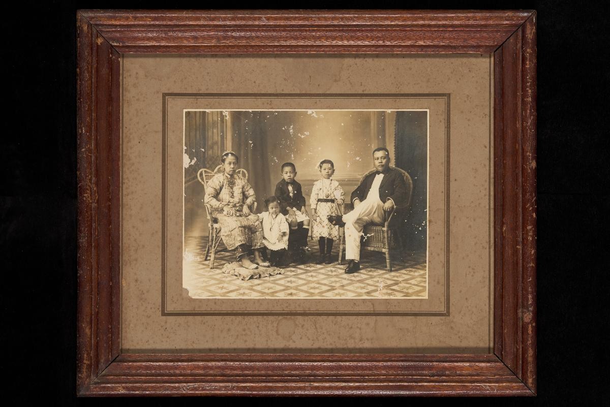 Sen Yuet Studio photograph of a Peranakan family