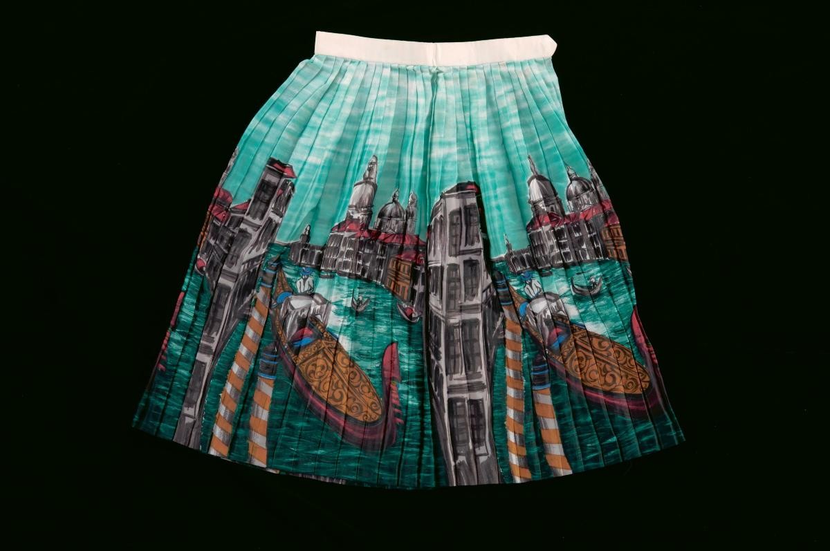 Short pleated skirt with scenes of the River Thames and London Bridge
