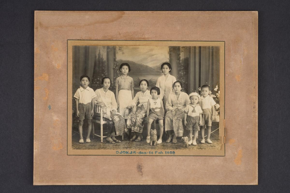 On recto: "Djokja-den-14 Feb 1938"/on verso: "Tjap Go me 2489, 14 Febuari 1938"