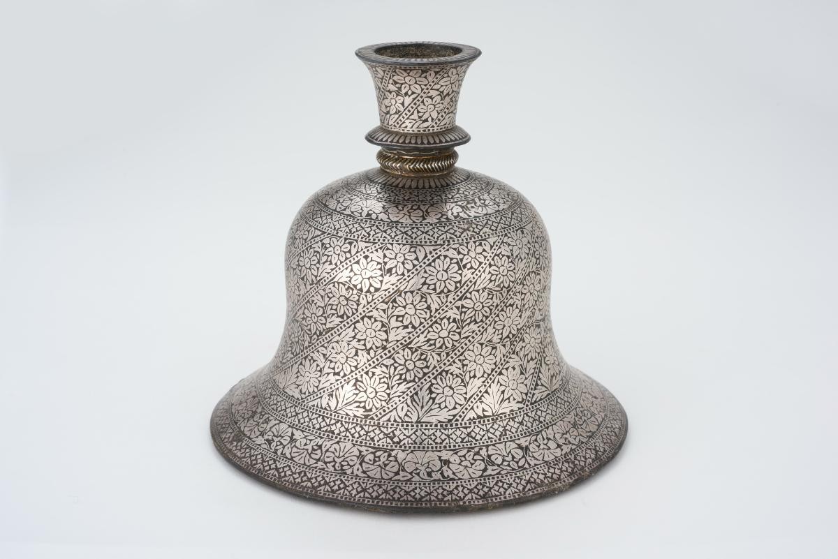 A bidri huqqa base