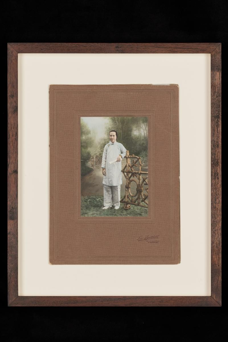 On back: “梁錦桃敬送星加坡四月影相” – Gift of Liang Jin Tao. The photograph was taken in the 4th month.