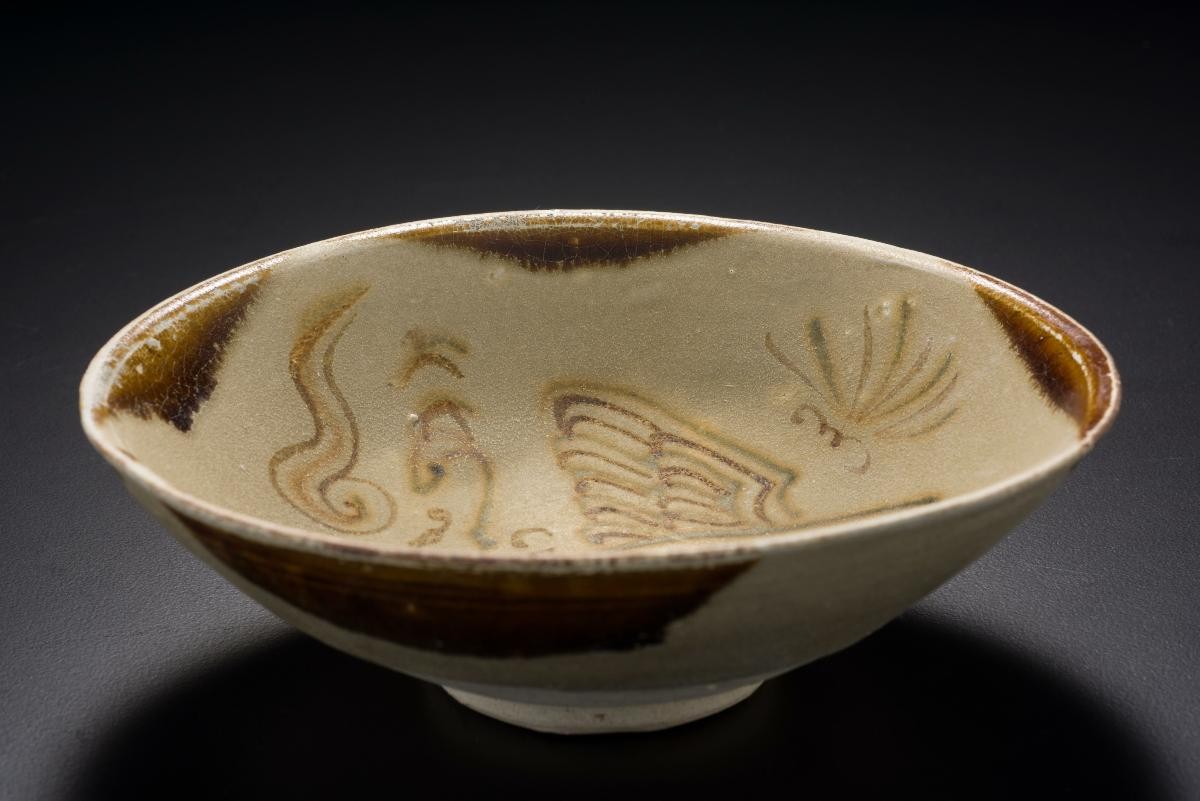 Bowl with bird