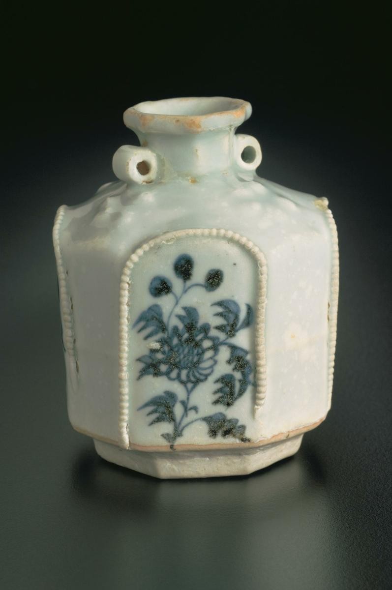 Blue and white jarlet